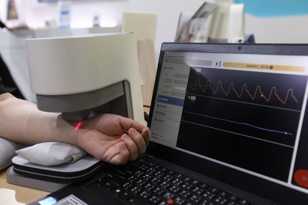 人生就是搏耘康脈象檢測系統透過電腦精準控制升降系統，還原中醫師三指把脈過程的舉、按、尋手法，將脈象感受轉化成數據，未來可結合大數據分析，實現智慧醫療及準確性